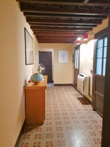 Un pasillo de una habitación con una mesa y un calentador. en Casa Argentieri 3, en Trapani