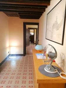 escritorio con secador de pelo encima en Casa Argentieri 3, en Trapani