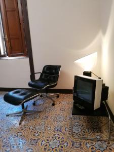 Una habitación con dos sillas y un televisor y una lámpara. en Casa Argentieri 3, en Trapani 16 fotos más