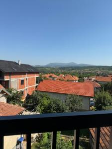 una vista desde el balcón de una casa en Vas Dom, en Soko Banja 18 fotos más