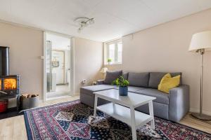 Posezení v ubytování Mountain view Apartment near Oslo: bedroom, lounge, kitchen and bathroom. Flat in Rykkinn