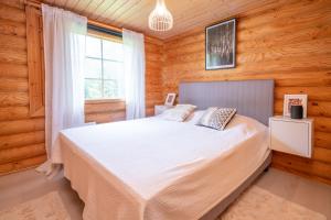 Ένα ή περισσότερα κρεβάτια σε δωμάτιο στο Lapin Villa Hiisi joen rannalla