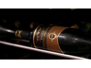 - une bouteille de vin assise sur une étagère dans l'établissement Nanki Shirahama Resort Hotel - Vacation STAY 38050v, à Asso 22 autres photos