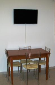 サン・ジュリアーノ・ミラネーゼにあるAffittacamere Vittoriaの木製テーブル(椅子付)、壁掛けテレビ