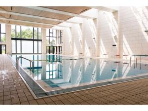 une grande piscine dans un immeuble dans l'établissement Nanki Shirahama Resort Hotel - Vacation STAY 38055v, à Asso