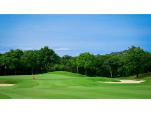 une vue d'un parcours de golf avec un green dans l'établissement Nanki Shirahama Resort Hotel - Vacation STAY 38052v, à Asso