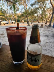 Isla AguadaにあるTurquesa Hotel Playa Clubの- ビール1本、ドリンク1杯