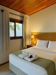 Giường trong phòng chung tại Pousada Calmar