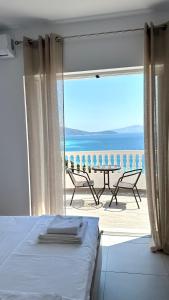 a bedroom with a bed and a view of the ocean at Lumra Rooms in Lukov&euml;