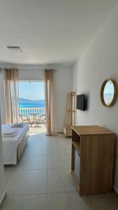 a bedroom with a bed and a view of the ocean at Lumra Rooms in Lukov&euml;