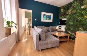 una sala de estar con un sofá y una mesa en le Savannah, en Saint-Omer