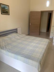 Una cama o camas en una habitación de Golden Beach NO4 16 fotos más