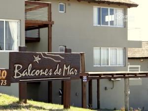 una señal frente a una casa con un edificio en Balcones de Mar, en Punta del Diablo