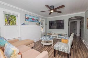 ブレーデントンにあるArtsea 2BR Cozy Ample Parking Near Beaches & Lecom Upstairsのソファと天井ファンのあるリビングルーム