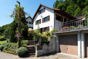 a house with a speed limit sign in front of it at La casita linda in Eberbach