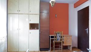 ソコバニャにあるApartmani Aleksić - AS u centru Sokobanjeのデスクと木製キャビネット付きの客室です。
