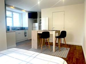 Η κουζίνα ή μικρή κουζίνα στο Studio 30m2, parking, 2 pers, 10 min d'Aurillac +6 φωτογραφίες