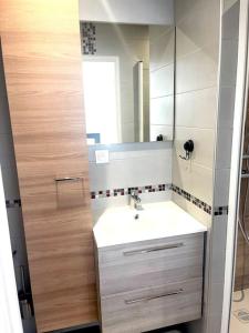 Ένα μπάνιο στο Studio 30m2, parking, 2 pers, 10 min d'Aurillac