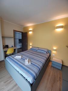 a bedroom with a large bed in a room at Donna di Coppe Apartment in Torre Boldone