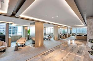マイアミにあるAKA Brickell Luxury Residences Free Parkingのソファと椅子のある建物のロビー