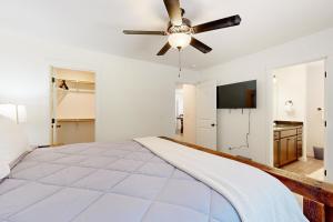 Un dormitorio con una cama grande con ventilador de techo. en Sea Renity, en Rockaway Beach