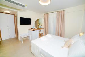 Televízia a/alebo spoločenská miestnosť v ubytovaní Hotel Ilion