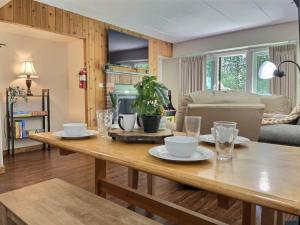 キリングトンにあるThe Grizz AC Pool Sauna Gym Near Resortのリビングルーム(木製テーブル、食器付)