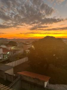 a view of a sunset from the roof of a building at Linda casa pertinho de Tiradentes in São João del Rei