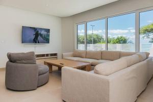 Μια τηλεόραση ή/και κέντρο ψυχαγωγίας στο Modern Luxury Oasis -10 bedrooms