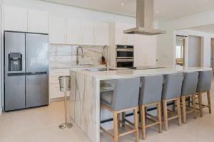 Η κουζίνα ή μικρή κουζίνα στο Modern Luxury Oasis -10 bedrooms