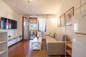 un soggiorno con un divano e un tavolo di Suite Capitana Harbor-Self Checkin-Terrace-Netflix a Santa Luria