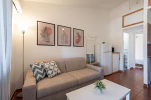un soggiorno con un divano e un tavolo di Suite Capitana Harbor-Self Checkin-Terrace-Netflix a Santa Luria