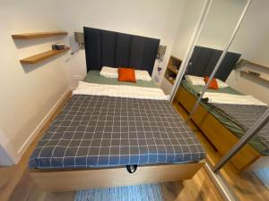 オルシュティンにあるApartament Warmiński Portの部屋にある2つのベッドの俯瞰図