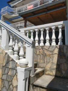 eine Treppe mit einer Toilette an der Seite eines Gebäudes in der Unterkunft Apartman Rahela in Selce