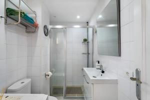 Ένα μπάνιο στο Brisa del Atlántico en Torre del Sol, Las Américas +16 φωτογραφίες