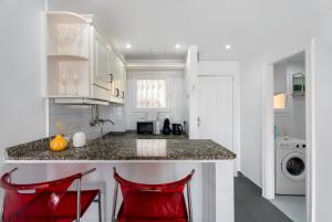 Η κουζίνα ή μικρή κουζίνα στο Brisa del Atlántico en Torre del Sol, Las Américas