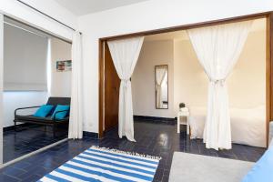 een hotelkamer met een bed en een raam bij Blue Horizon House in Costa da Caparica