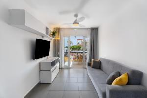 Μια τηλεόραση ή/και κέντρο ψυχαγωγίας στο Brisa del Atlántico en Torre del Sol, Las Américas