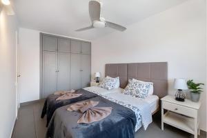 Ένα ή περισσότερα κρεβάτια σε δωμάτιο στο Brisa del Atlántico en Torre del Sol, Las Américas