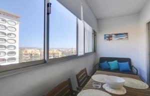 een eetkamer met een tafel en een groot raam bij Blue Horizon House in Costa da Caparica