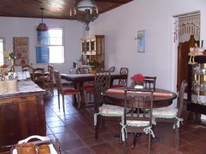 een eetkamer met een tafel en stoelen bij Pousada Sapucaia in Guararema