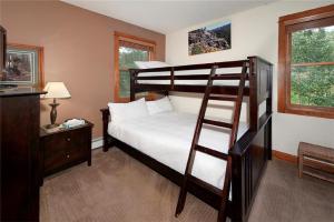 Postel nebo postele na pokoji v ubytování 2 BR, 2 BA Mountain View Family Friendly Condo BCA-45499
