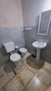 a bathroom with a toilet and a sink at Departamento en Pleno Centro a metros de la Terminal de ómnibus in San Fernando del Valle de Catamarca