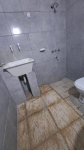 a bathroom with a sink and a toilet at Departamento en Pleno Centro a metros de la Terminal de ómnibus in San Fernando del Valle de Catamarca
