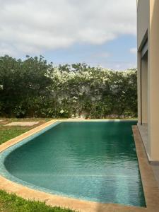 una piscina en medio de una casa en Dar Kbira, en Dar Bouazza