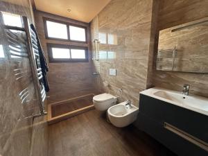 Un baño con inodoro, lavabo y ducha. en Dar Kbira, en Dar Bouazza 28 fotos más