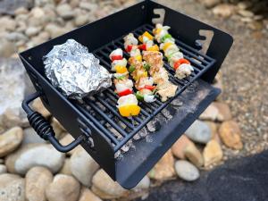 Kemudahan BBQ tersedia untuk tetamu di rumah percutian