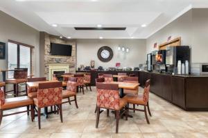 TV a/nebo společenská místnost v ubytování Best Western Plus Albert Lea I-90/I-35 Hotel