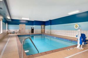 Bazén v ubytování Best Western Plus Albert Lea I-90/I-35 Hotel nebo v jeho okolí