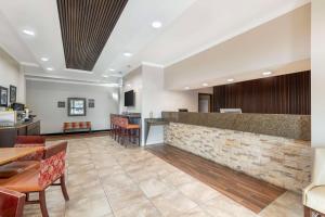 Kuchyň nebo kuchyňský kout v ubytování Best Western Plus Albert Lea I-90/I-35 Hotel